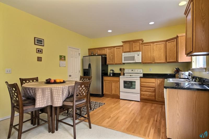 exposio_05_kitchen_02_1221_142nd_st_s.jpg